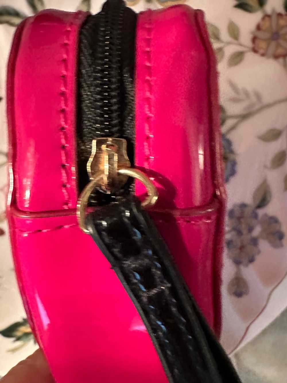 Yves Saint Laurent Heart Cosmetic Case in Hot Pink Patent - Picture 5 of 8